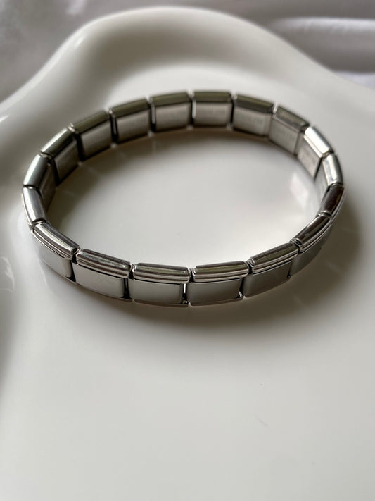Pulsera plateada (18 charms básicos)
