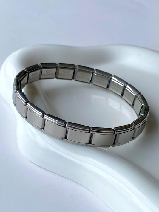 Pulsera plateada (18 charms básicos)