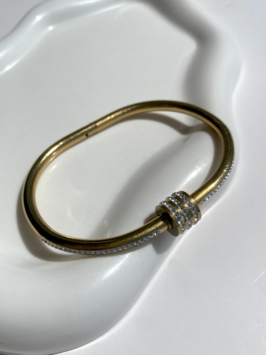 Pulsera dorada “Clavo Brillante”