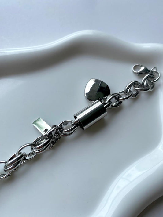 Pulsera Plateada "Dúo de Corazones"