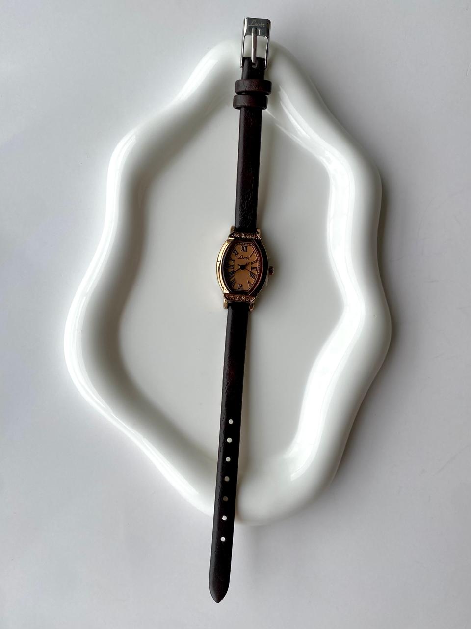 Reloj con correa en cuerina café oscura