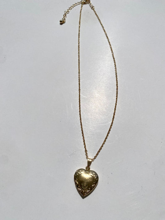 Collar relicario dorado