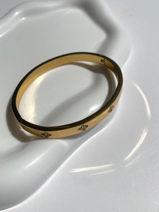 Pulsera dorada “Flor Estrellada”