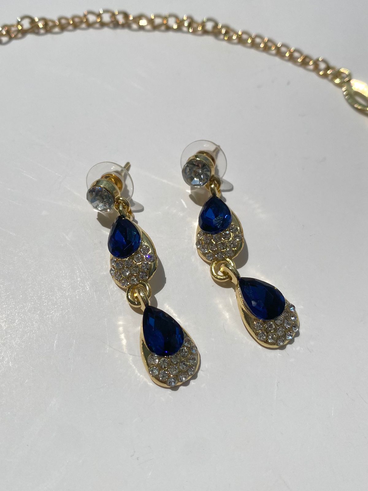 Conjunto dorado con piedras azules