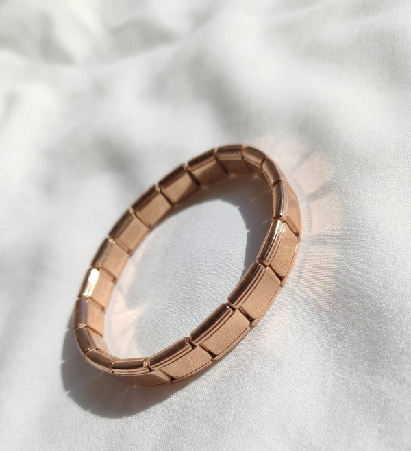 Pulsera dorada-rosa (18 charms básicos)