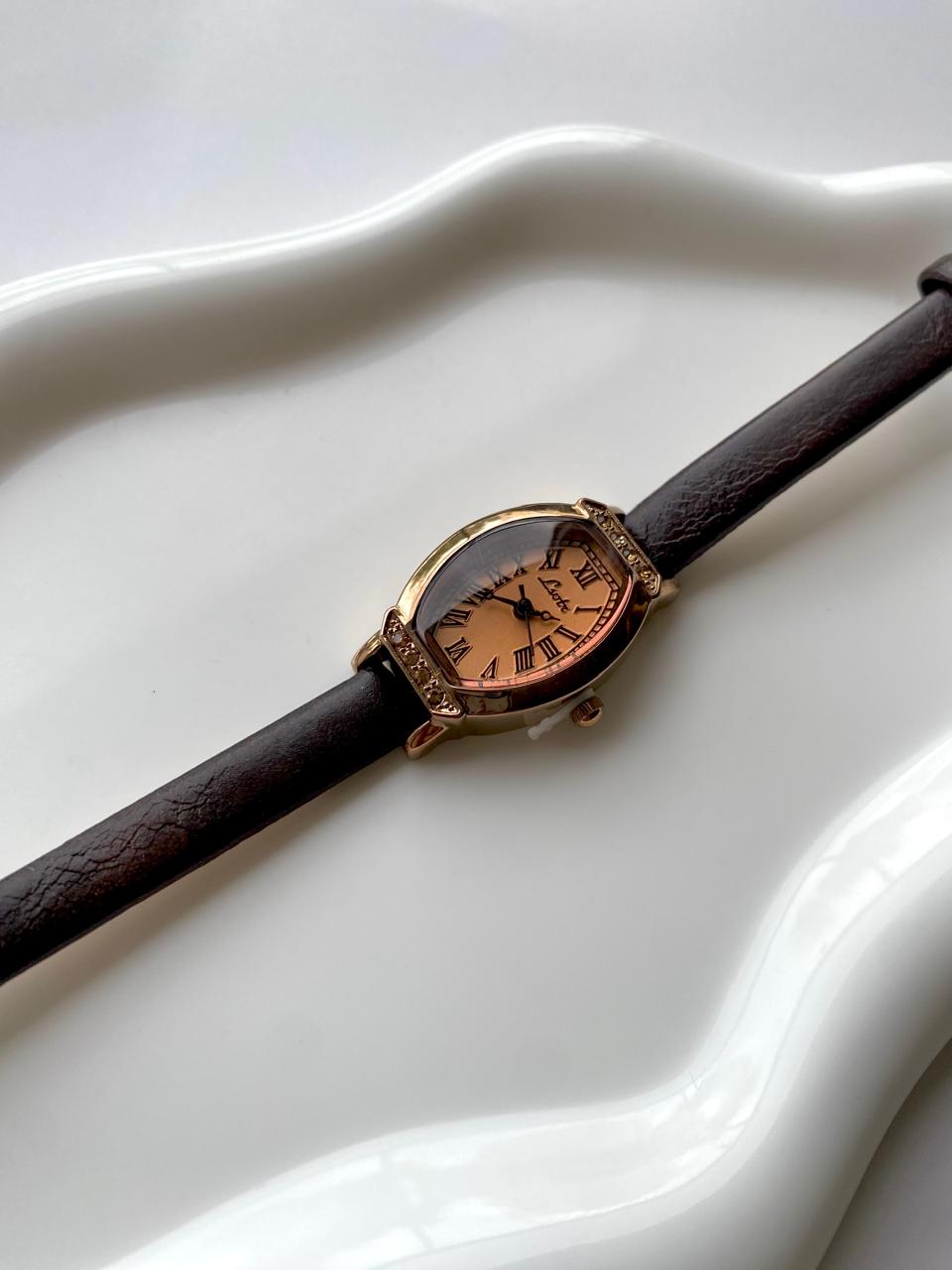 Reloj con correa en cuerina café oscura