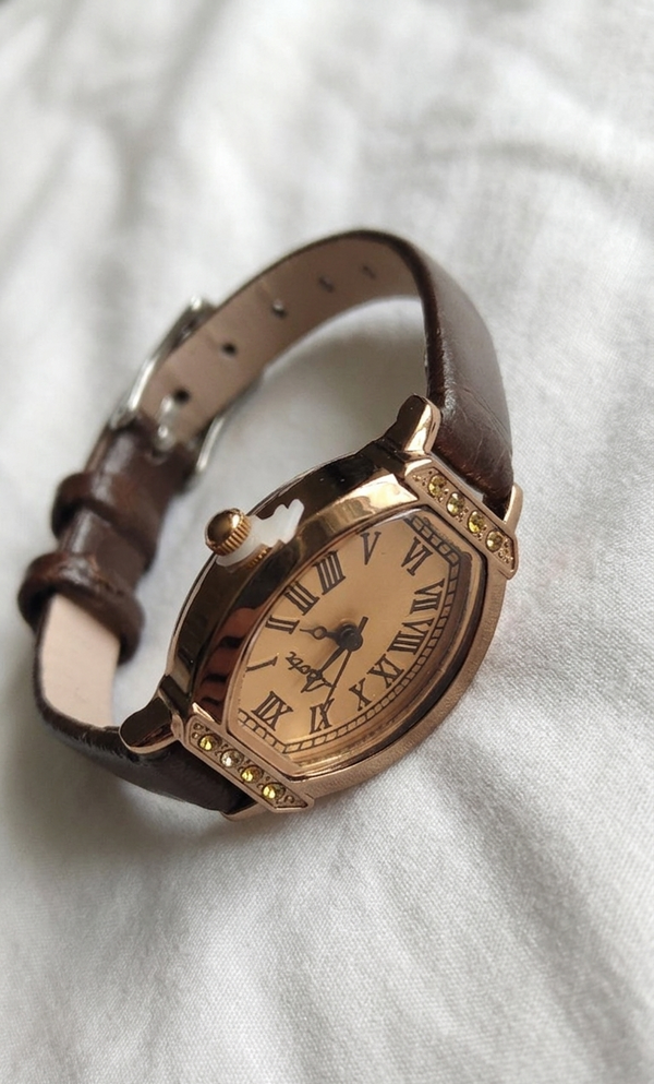 Reloj con correa en cuerina café oscura