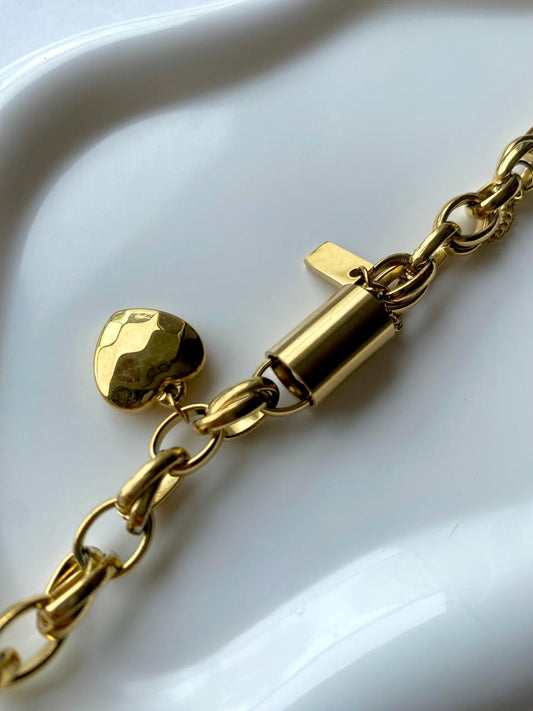 Pulsera Dorada "Dúo de Corazones"